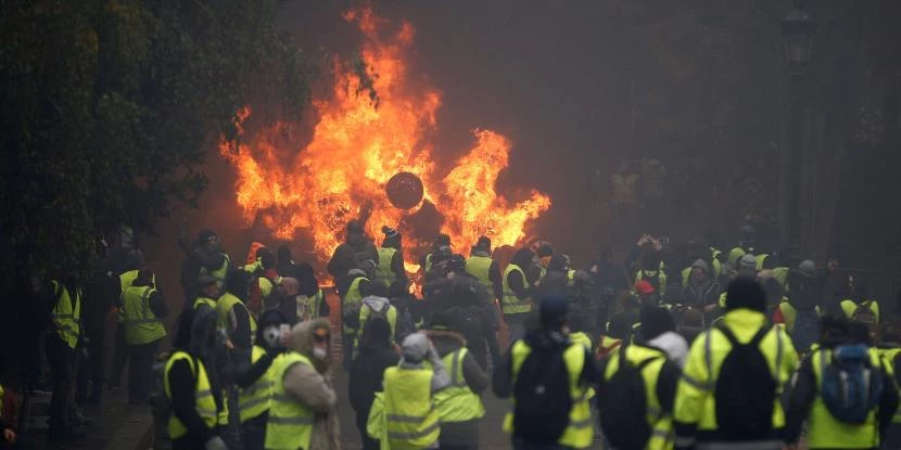 Πανικόβλητη η γαλλική κυβέρνηση από τα «κίτρινα γιλέκα»: «Να ανταποκριθούμε το ταχύτερο δυνατό στα αιτήματα»